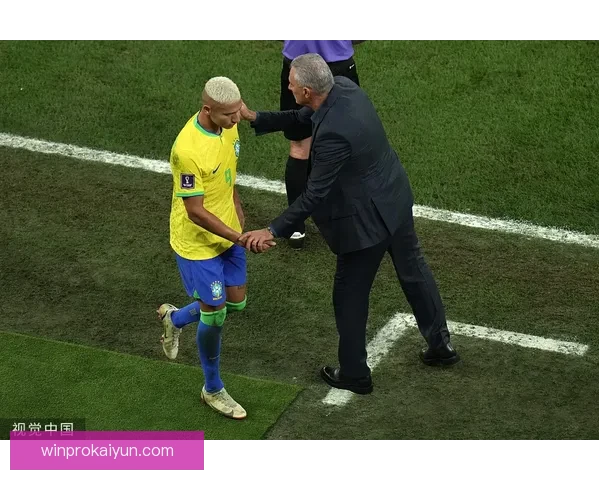 维尼修斯持续展现无限潜力，状态回暖成为足球界现象级新星。